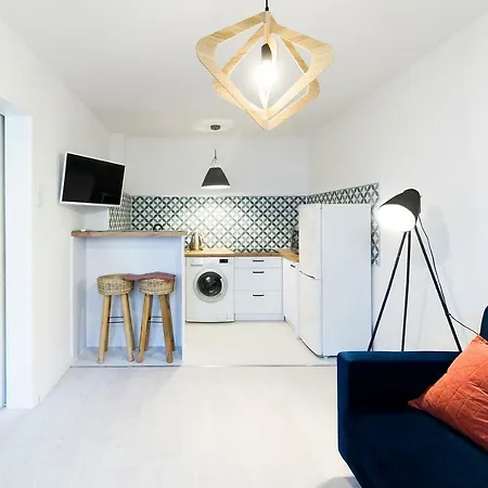 Close To 1 קולובז'ג